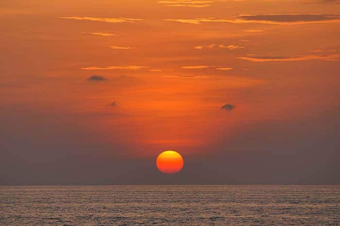 ชมพระอาทิตย์ตกดินกลางทะเล