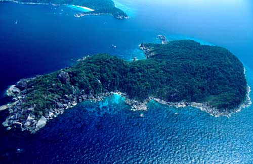 เกาะปาหยัน เกาะสาม แหล่งดำน้ำลึกที่นิยม ใต้น้ำจะมีหินใหญ่ คล้ายกับกำแพงเมืองจีน หรือที่เรียกกันว่า สันฉลาม