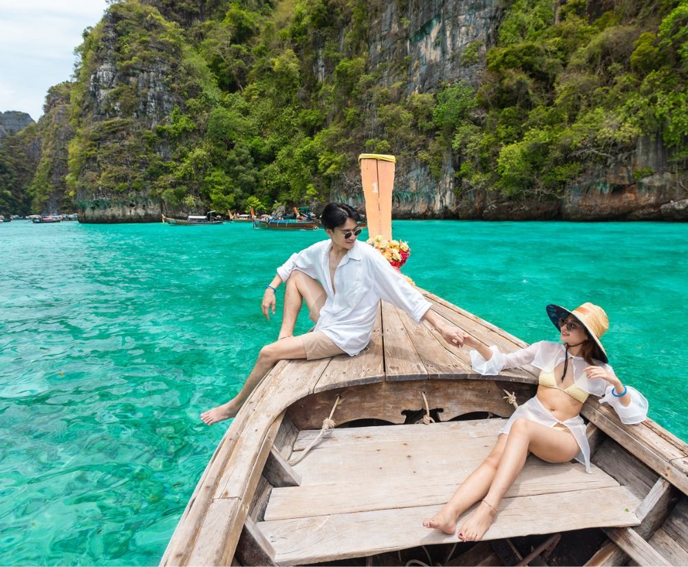 ถ่ายรูปกับเรือหางยาว